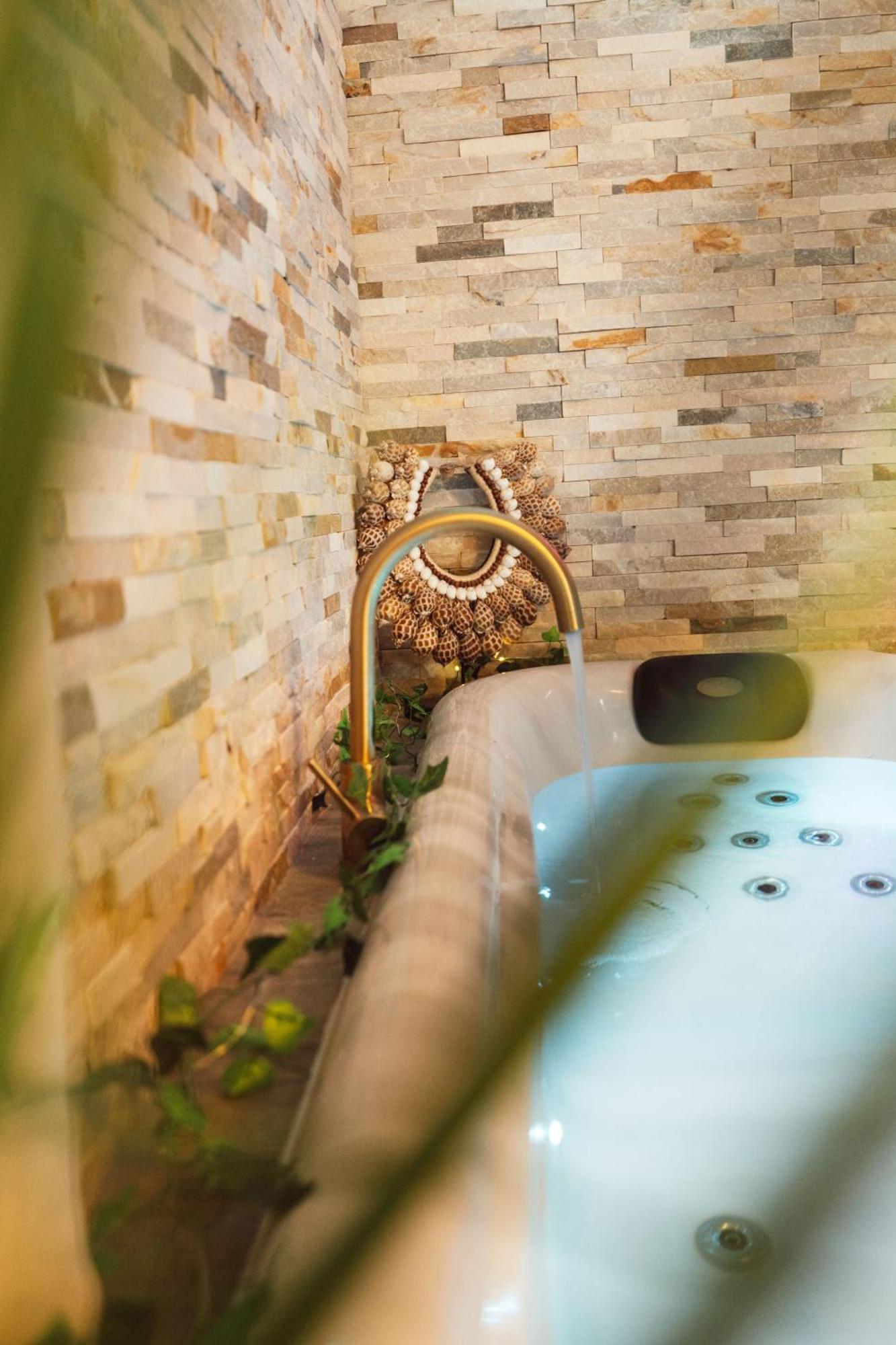 Suite And Spa La Perla Bianca Grabels Exteriér fotografie